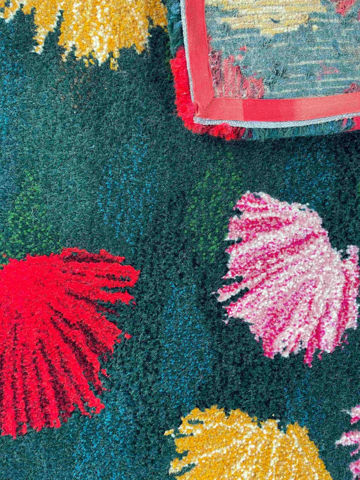 'Dahlia' Hand tufted Green, red, orange and yellow floral small tufted rug