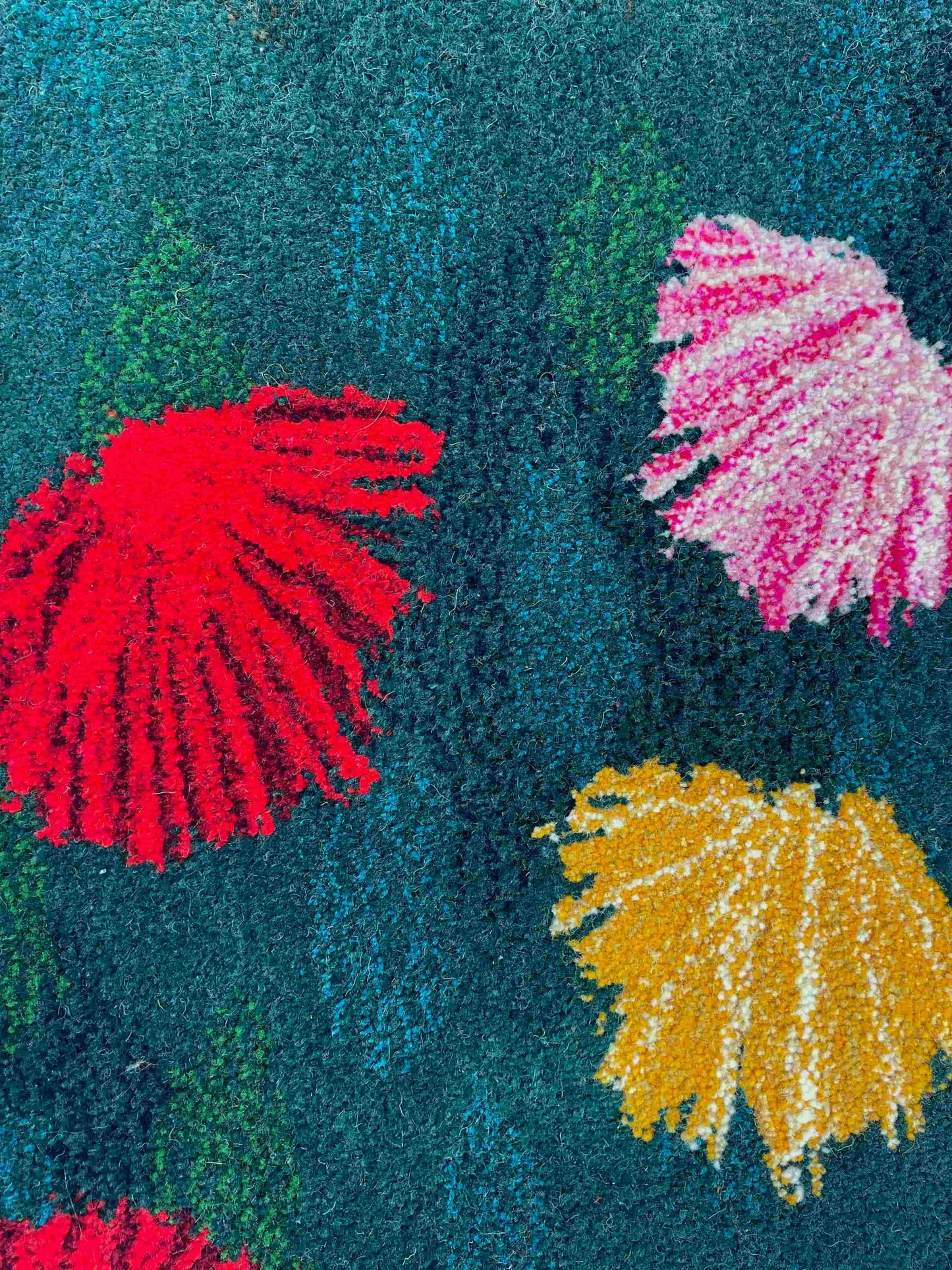 'Dahlia' Hand tufted Green, red, orange and yellow floral small tufted rug