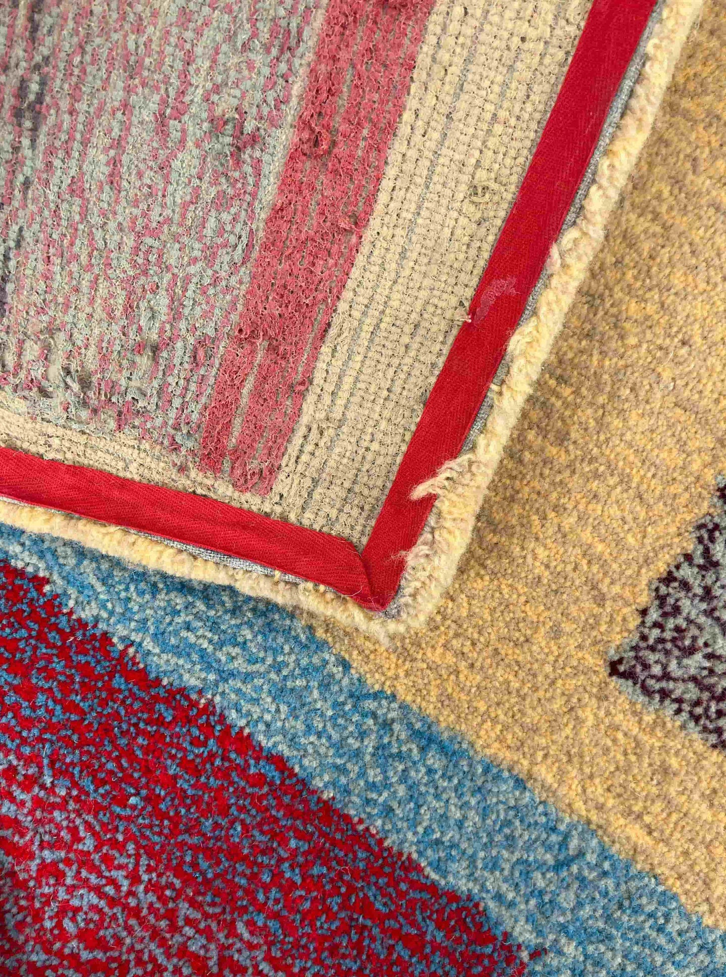 'Dulce de leche' Hand tufted cream, blue red medium tufted rug