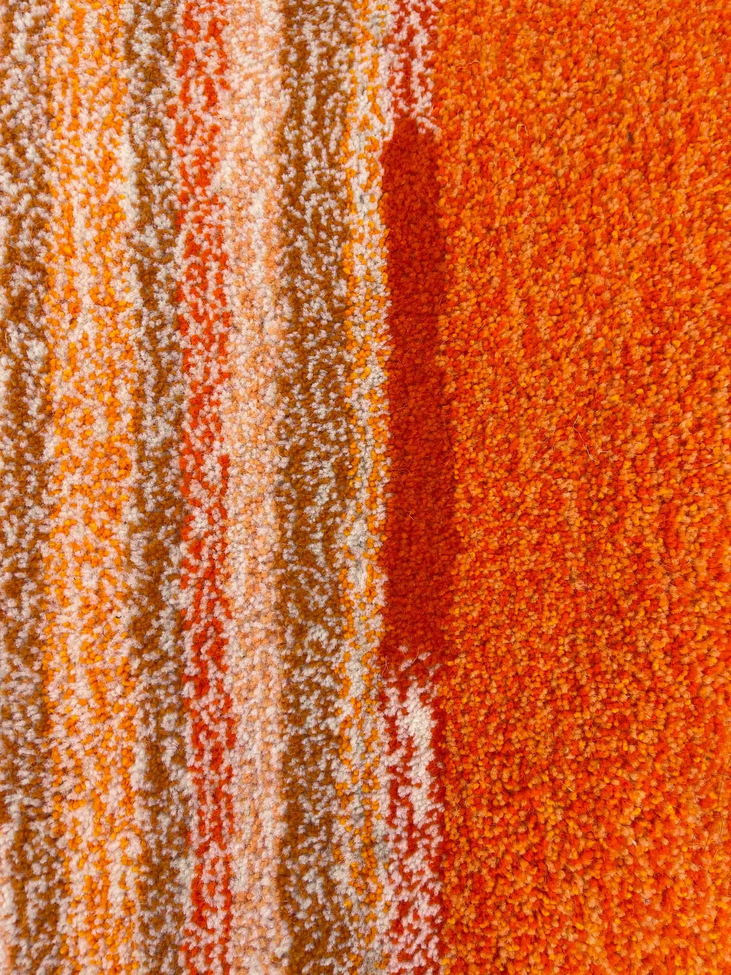 'Scotch Bonnet' Hand tufted small white and orange tufted rug